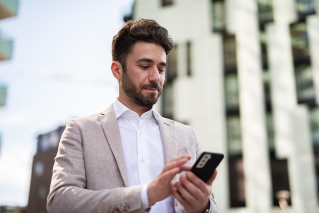 Biznesmen Używający Swojego Telefonu Komórkowego Na Miejskiej Drodze