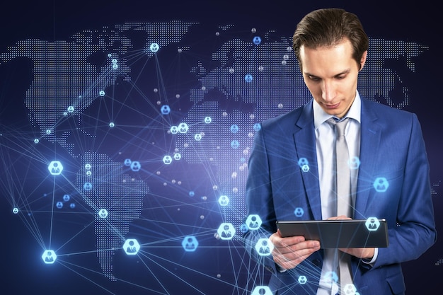 biznesmen używający tabletu z abstrakcyjną świecącą mapą cyfrową