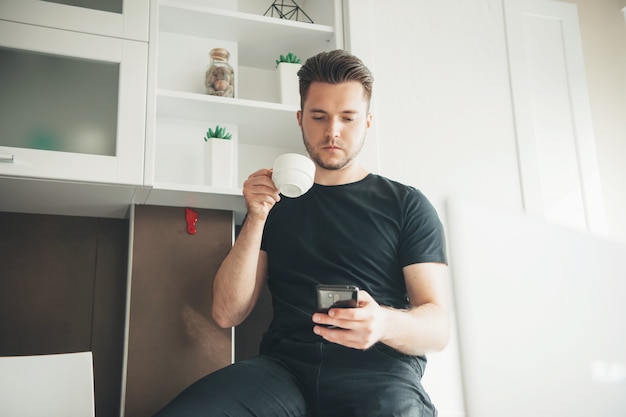 Biznesmen W Domu Za Pomocą Telefonu I Pijąc Kawę Za Pomocą Telefonu Technologia Komputerowa Pozytyw...