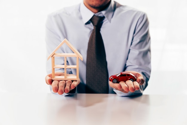 Zdjęcie biznesmen w dylemat planowania wyboru między wydatkiem domu lub samochodu