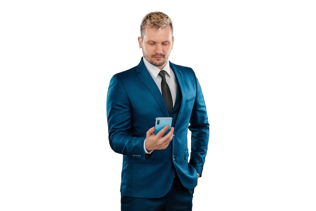 Biznesmen w garniturze trzyma smartfon w jego rękach na białym tle