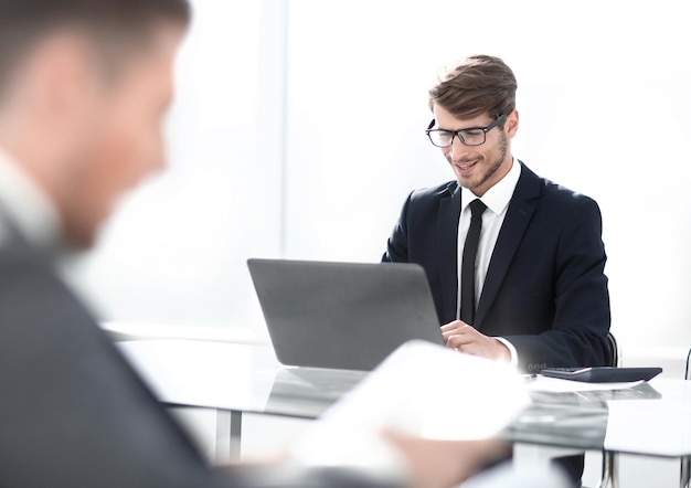 Biznesmen w garniturze w biurze za pomocą tabletu