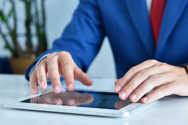 Biznesmen w kolorze za pomocą cyfrowego tabletu