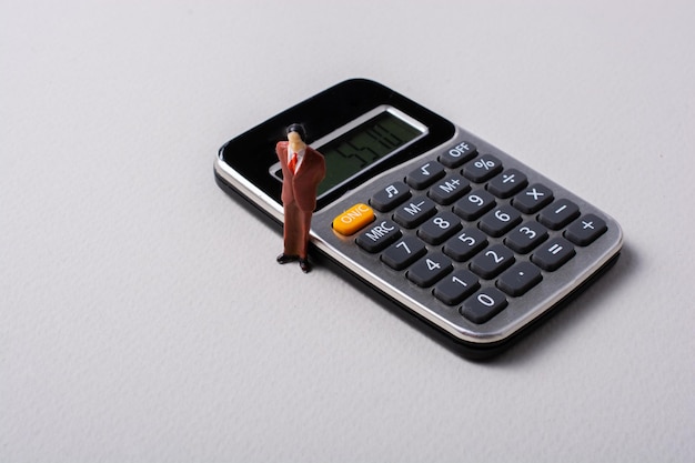 Zdjęcie biznesmen w pobliżu kalkulatora na białym tle