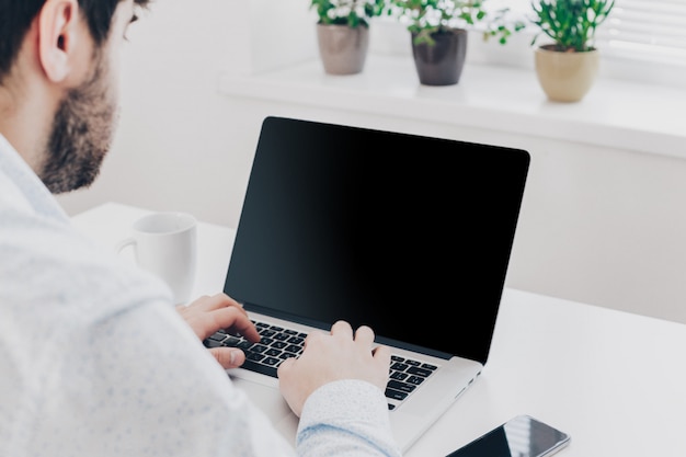 Biznesmen w pracy, szczegół widok z góry człowieka pracującego na laptopie