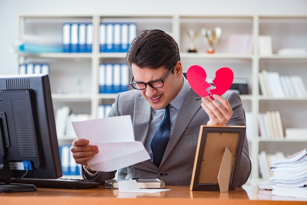 Biznesmen W świętego Valentine Pojęciu W Biurze