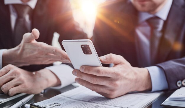 Biznesmen wpisując sukces na telefonie z ekranem dotykowym w miejscu pracy wygenerowanym przez sztuczną inteligencję