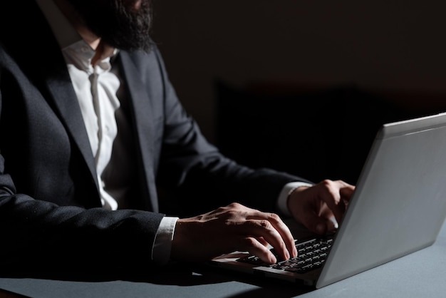 Biznesmen wpisuje ważne informacje na laptopie mężczyzna w garniturze, pisząc ważne wiadomości na