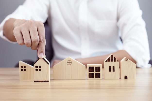 Biznesmen Wybierający Model Domu Planujący Zakup Koncepcji Kredytu Na Zakup Nieruchomości