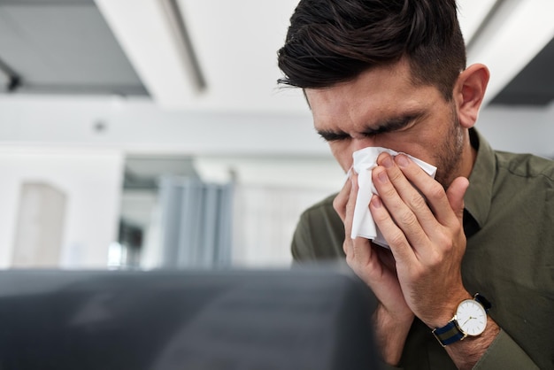 Biznesmen wydmuchuje nos i chusteczkę w biurze ze śluzem grypy lub alergiami na problem zdrowotny Papier toaletowy chorego przedsiębiorcy i czyszczenie w miejscu pracy odnowy biologicznej i wirus z zimnymi bakteriami