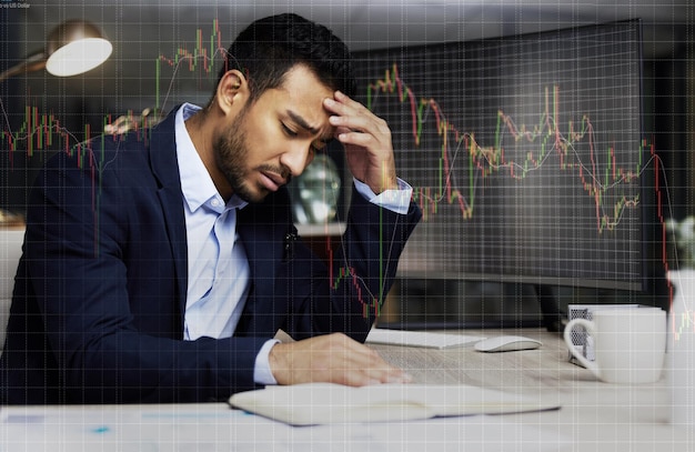 Biznesmen wykres komputerowy i stres dla handlu błąd recesja i giełda nakładanie w biurze Trader wykres monitor i strach dla kryzysu inwestycyjnego z niepokojem gospodarki i utraty zysku