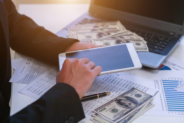 Biznesmen z gotówką - koncepcja biznesowa tabliczka i finanse inwestycje