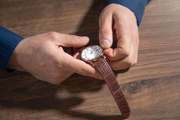 Biznesmen z luksusowym zegarkiem na rękę Moda styl życia
