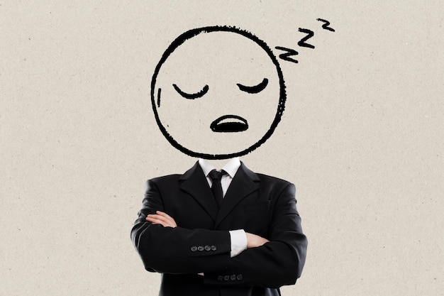 Biznesmen z śpiącym emoji na głowie, przepracowany, zestresowany, zmęczony, nudny.