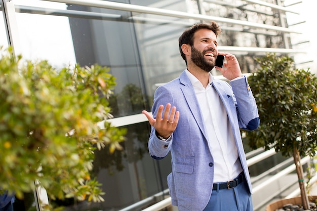 Biznesmen z telefonem komórkowym