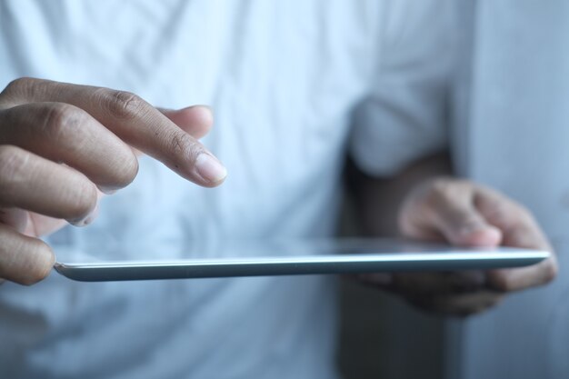 Biznesmen za pomocą cyfrowego tabletu na biurku