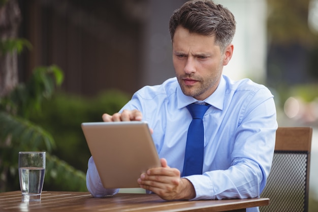 Biznesmen Za Pomocą Cyfrowego Tabletu