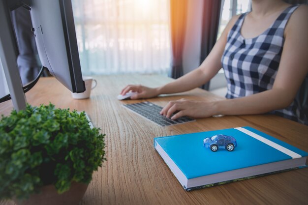 Biznesmen za pomocą komputera do wynajęcia, kupić samochód z Internetu.