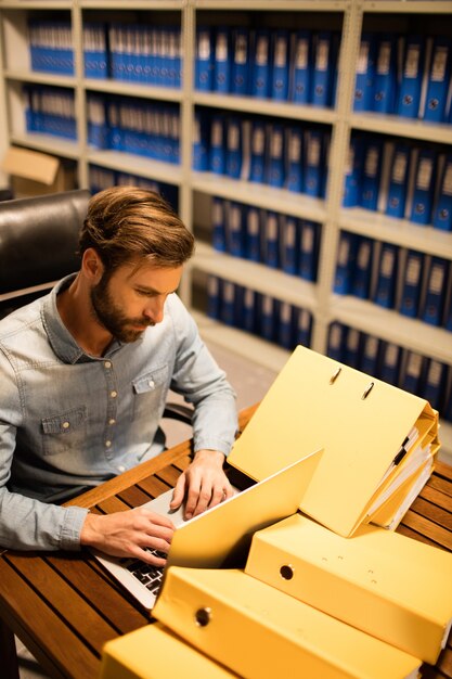 Biznesmen Za Pomocą Laptopa Na Stole W Magazynie Plików