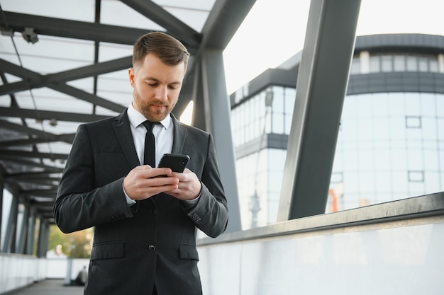 Biznesmen Za Pomocą Smartfona W Zadaszonym Chodniku