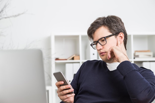 Biznesmen za pomocą smartphone