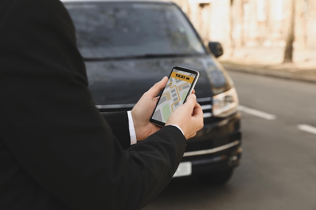 Biznesmen Zamawia Taksówkę Ze Smartfonem Na Zbliżeniu Ulicy Miasta