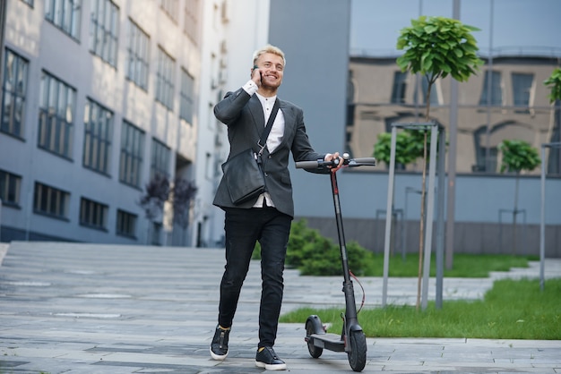 biznesmen ze skuterem elektrycznym