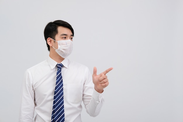 Biznesmena mężczyzna jest ubranym maskę ochronną przeciw zimnej grypy bakterii infekci wirusowemu zanieczyszczeniu