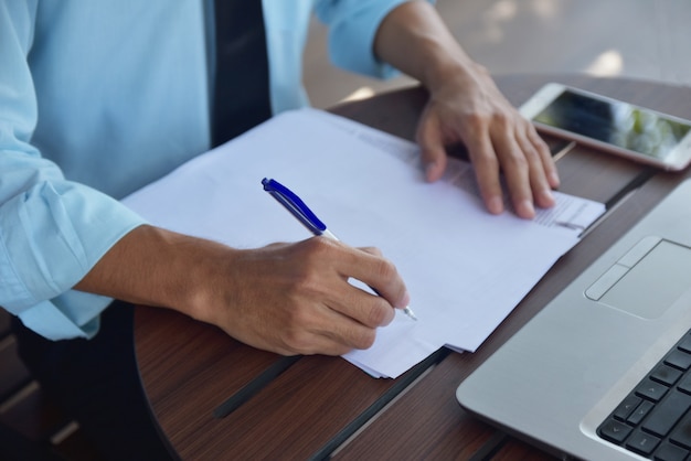 Biznesmena Mienia Pióro I Writing Na Papierze