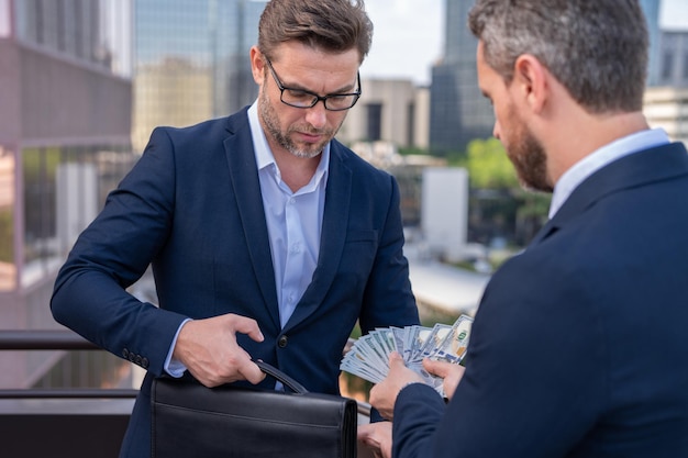 Biznesmeni dający pieniądze Biznesmen oferujący pieniądze na kolaż oferujący pieniądze na działalność biznesową