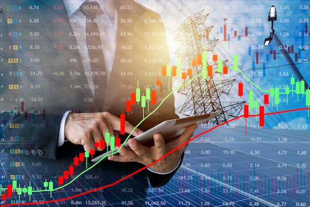 Biznesmeni kalkulują inwestycje Marketing strat rentowności energii finanse energia odnawialna mężczyźni noszą czarny garnitur praca z komputerem Internet nowoczesne ogniwa słoneczne