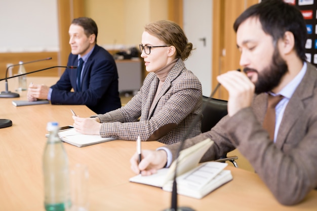 Zdjęcie biznesmeni na konferencji prasowej