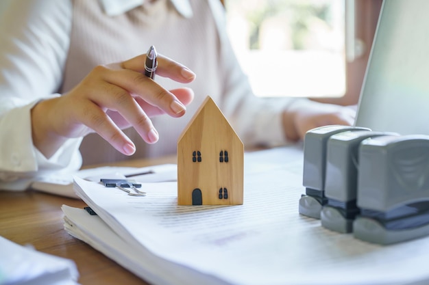 Biznesmeni podpisujący umowę zawierającą umowę z agentem nieruchomości Koncepcja ubezpieczenia domu konsultantaxAInwestycja w nieruchomości Zabezpieczenie ubezpieczenia nieruchomości Agent nieruchomości oferuje dom