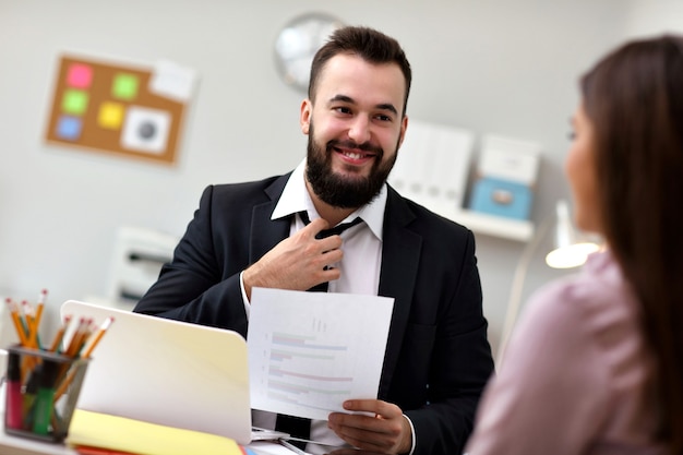 biznesmeni pracujący razem w biurze