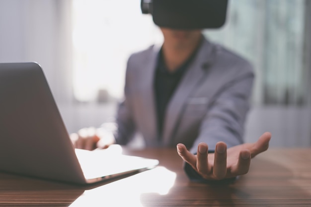 Biznesmeni używają okularów wirtualnej rzeczywistości w wirtualnym świecie metaverse.