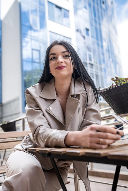 Biznesowa Dama Czeka Na Swojego Partnera Siedzącego Przy Stole Przed Nowoczesnym Centrum Biznesowym