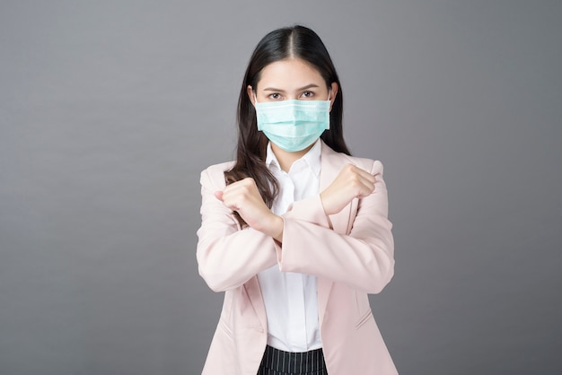 Biznesowa kobieta jest ubranym chirurgicznie maskę, biznesowy ochrony pojęcie