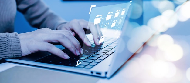 Zdjęcie biznesowa kobieta korzystająca z laptopa z wirtualną ikoną graficzną na biurku w domowym biurze zarządzanie dokumentami cyfrowy marketing praca z domu biznes finanse koncepcja technologii sieci internetowej