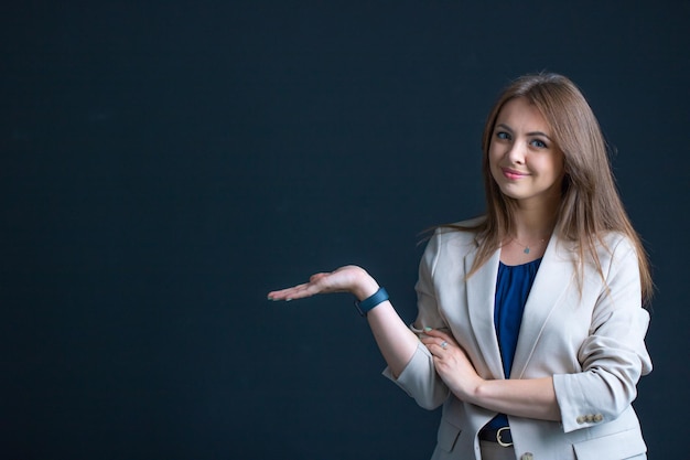 Zdjęcie biznesowa kobieta na czarnym tle biznesowa kobieta emocje