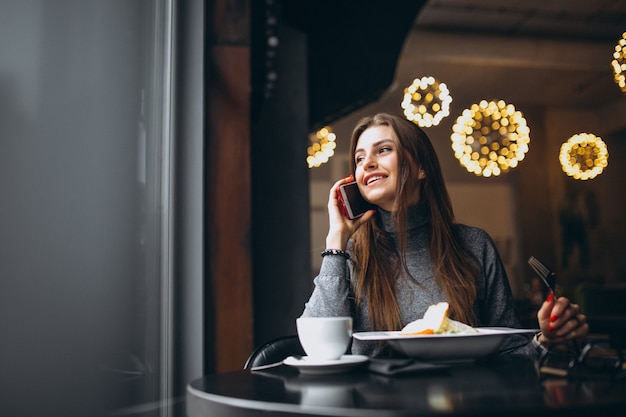 Biznesowa Kobieta Opowiada Na Telefonie Przy Lunchem W Kawiarni