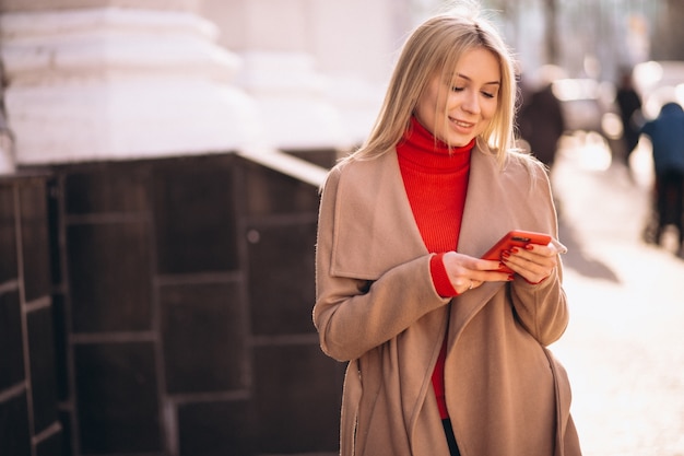 Biznesowa kobieta opowiada na telefonie w ulicie