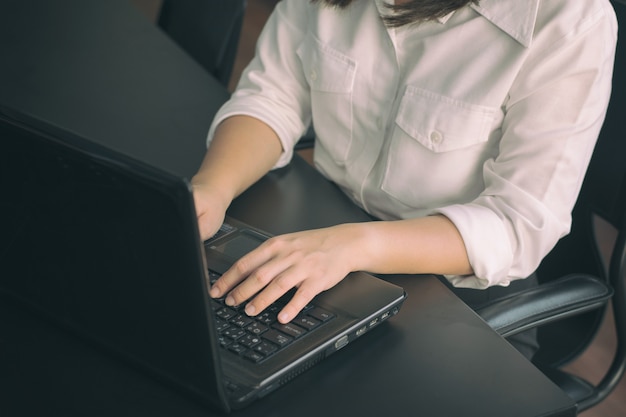 Biznesowa Kobieta Pisać Na Maszynie Na Laptop Klawiaturze