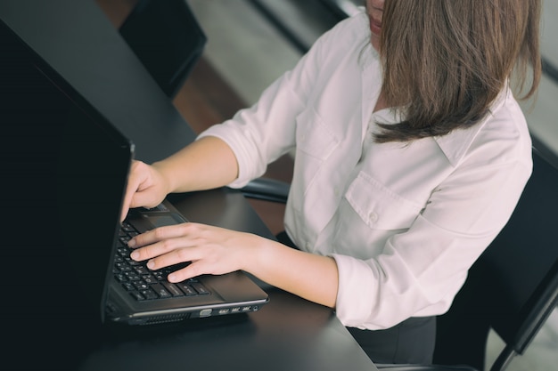 Biznesowa kobieta pisać na maszynie na laptop klawiaturze