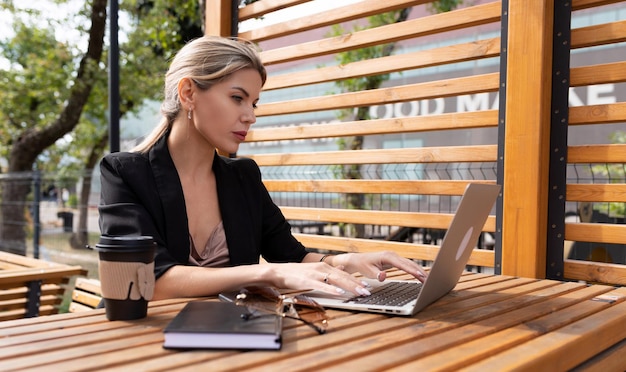 Biznesowa Kobieta Pracująca Na Laptopie W Mieście