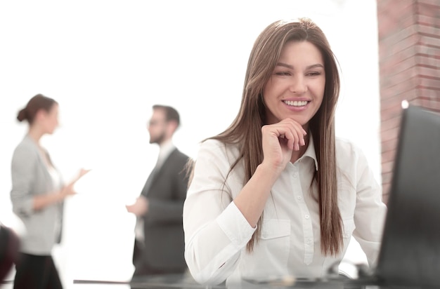 Biznesowa kobieta pracuje na laptopie w officephoto z miejscem na tekst