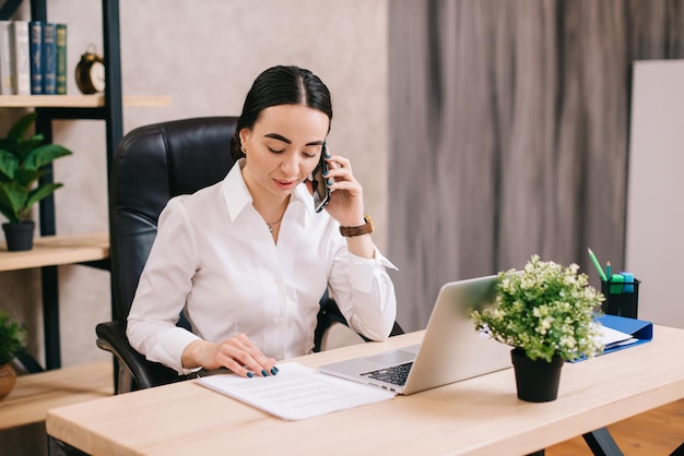 Biznesowa Kobieta Rozmawia Przez Telefon