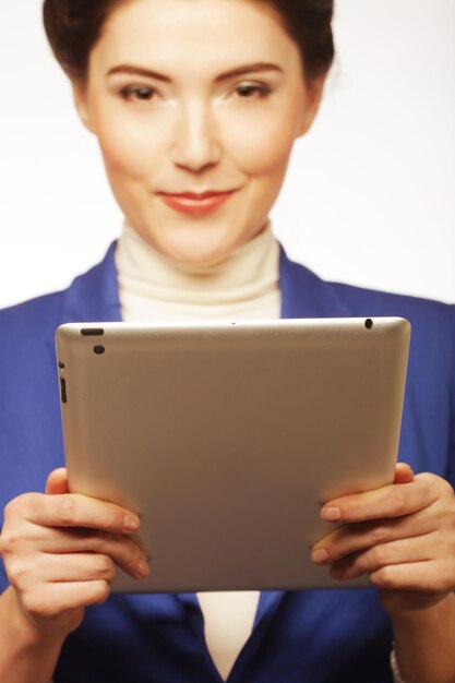 Biznesowa kobieta trzyma pastylka komputer