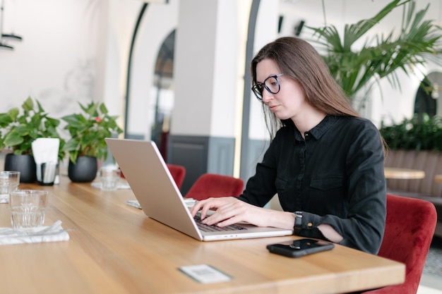 Biznesowa kobieta używa laptop