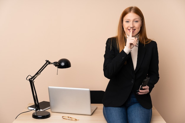 Biznesowa kobieta w biurze robi cisza gestowi