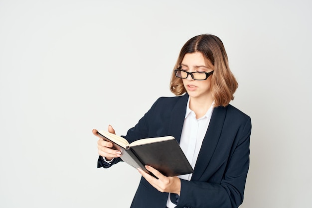 Biznesowa kobieta w dokumentach czarnej kurtki pracuje na białym tle